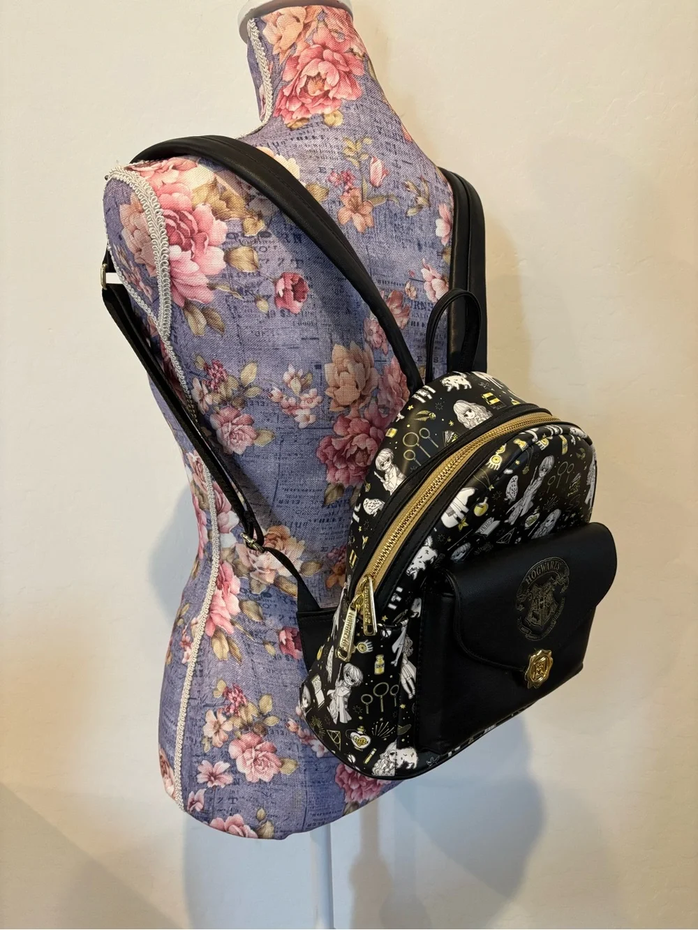 harry potter magical elements mini backpack Wizarding World Magic Purse with Hogwarts Allover Icon Print, 10.5 Inches, Adjustable Straps, Faux Leather : Clothing, Shoes & Jewelry Get your supernatural on and take a piece of Harry Potter magic with you wherever you go Bag Mochila De Harry Potter